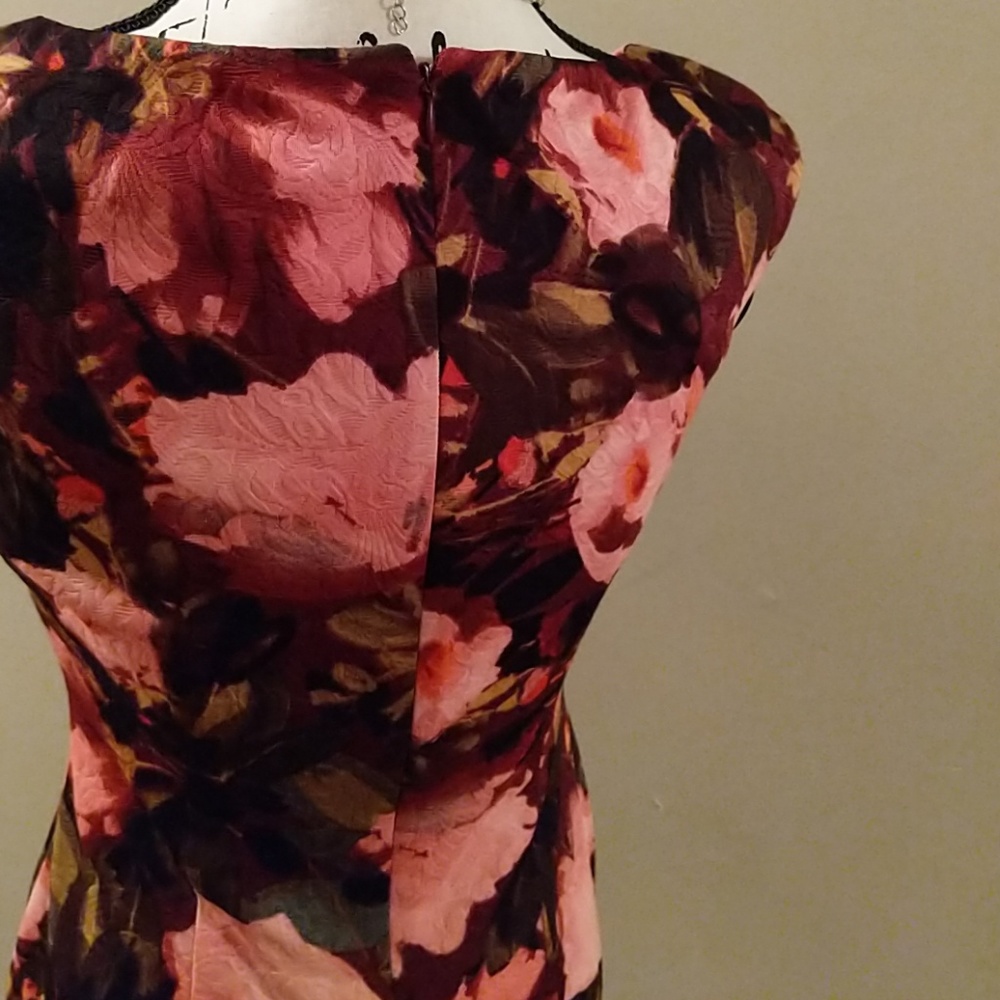 Beautiful floral Midi👗 - Picture 4 of 8